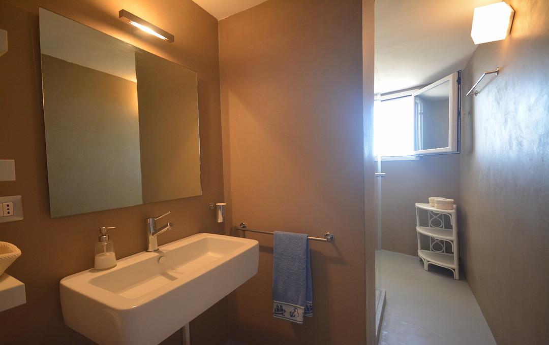 Piano inferiore - Camera matrimoniale A bagno